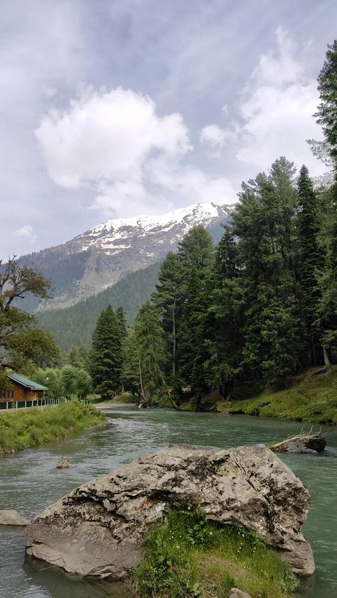 Srinagar – Pahalgam (95 Kms)